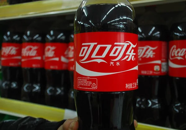Seorang Pelanggan Mengambil Sebotol Coke Sebuah Supermarket Taizhou Timur Provinsi — Stok Foto