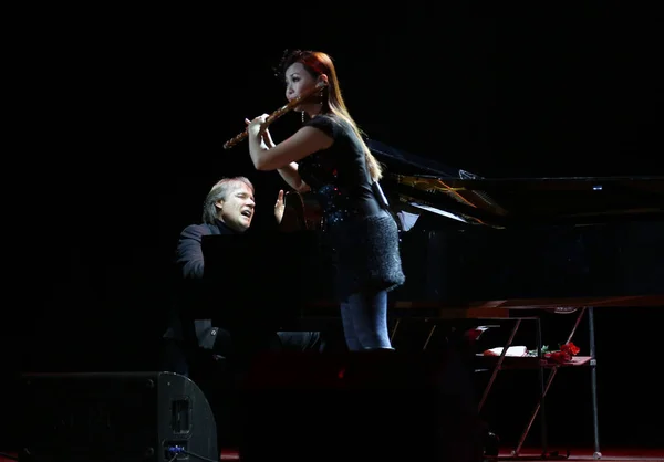 Franska Pianisten Richard Clayderman Vänster Och Kinesisk Underhållare Prestera Konsert — Stockfoto