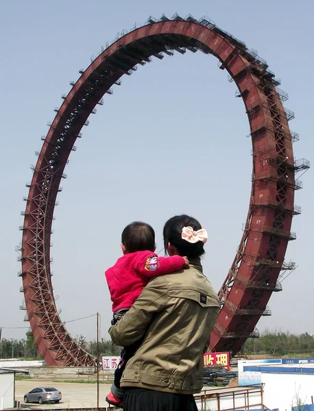 Visitantes Olham Para Mundo Maior Roda Gigante Sem Porta Voz — Fotografia de Stock