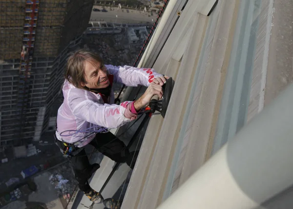 Hombre Araña Francés Alain Robert Está Escalando Edificio Shimao Horizon — Foto de Stock