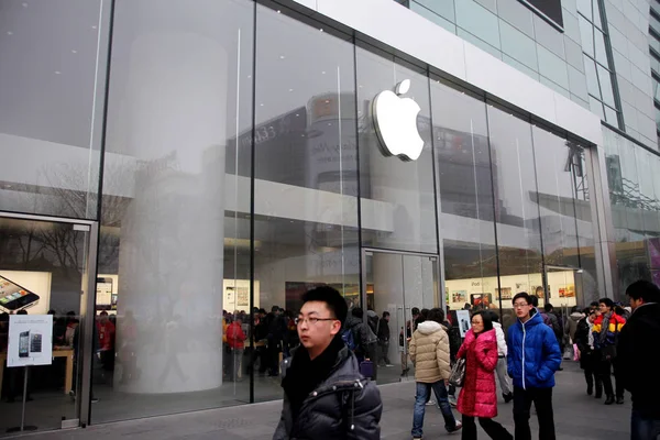Pedestres Passam Por Uma Loja Apple Pequim China Janeiro 2012 — Fotografia de Stock