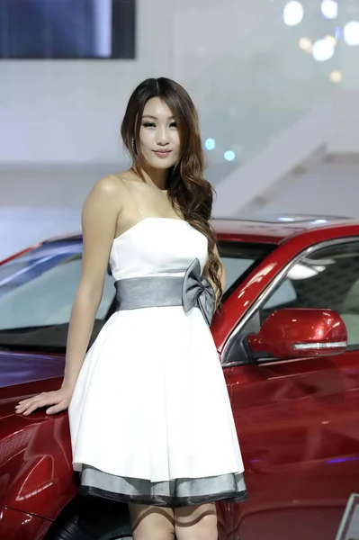 Model Představuje Autem Během Peking Mezinárodní Automobilové Výstavy Známý Jako — Stock fotografie