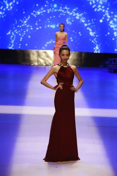 2012年4月1日在中国北京举行的第七届中国超级模特大赛中 一位选手摆姿势 — 图库照片