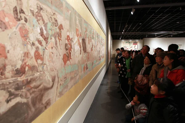 Besucher Betrachten Nachgebildete Fresken Der Mogao Grotten Während Der Dunhuang — Stockfoto