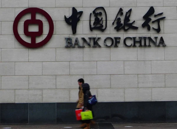 Gyalogosok Séta Múlt Székhelyén Bank China Boc Pekingben Kína Március — Stock Fotó