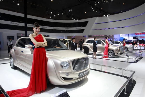 Modell Póz Geely Autók Alatt Peking Nemzetközi Autóipari Kiállítás Ismert — Stock Fotó