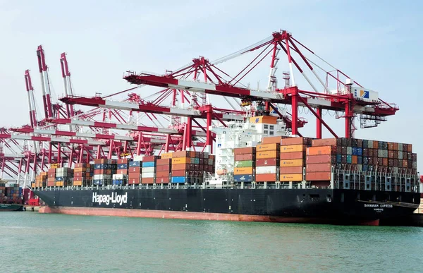 Container Fartyg Avbildas Hamnen Qingdao Qingdao City East Chinas Shandong — Stockfoto