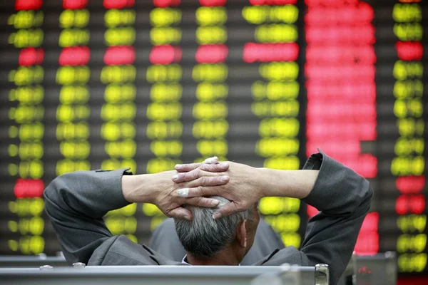 中国の投資家は Huaibei 東中国安徽州 4月17日2012の株式仲買会社で株式の価格を見て 価格上昇のための赤 価格下落のためのグリーン — ストック写真
