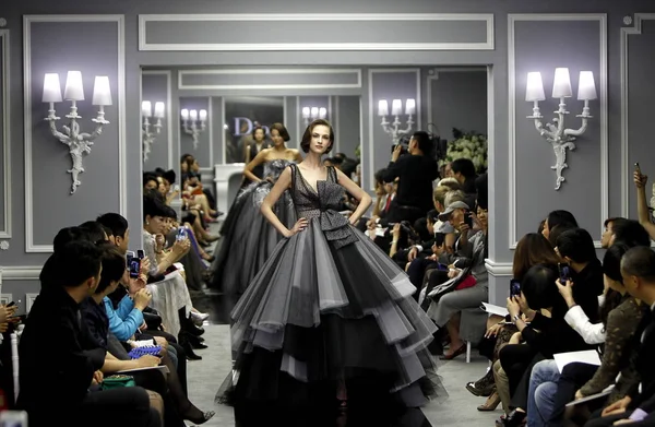 Modellek Kijelző Gyűjtemény Christian Dior Tavasz Nyár 2012 Párizsi Haute — Stock Fotó
