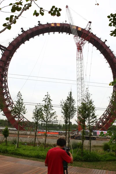 2011年7月11日 中国东部江苏省常州市正在施工的世界上最大的无辐式摩天轮 — 图库照片