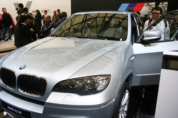 Los Visitantes Ven Bmw Durante Una Exposición Automóviles Shanghái China — Foto de Stock