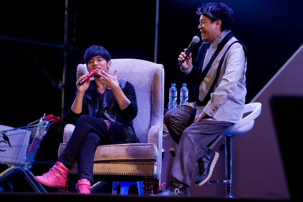 Ταϊβανικό Τραγουδιστή Και Ηθοποιό Jay Chou Μιλάει Κατά Την Παραγωγή — Φωτογραφία Αρχείου