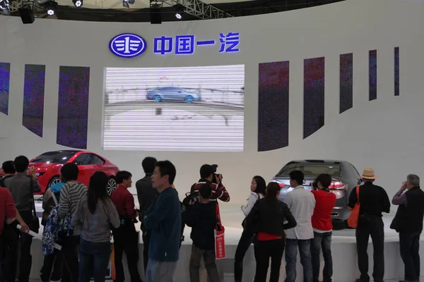 Visitantes São Vistos Stand Faw Durante Uma Exposição Automóveis Xangai — Fotografia de Stock