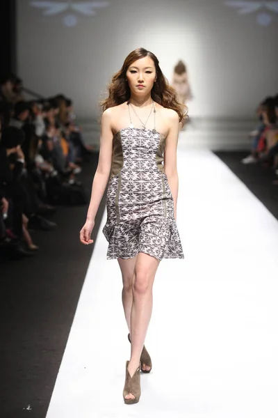 モデル提示マウロ フランキ秋 冬コレクション上海ファッションウィーク期間中に中国 上海市に 2012 日から作成 — ストック写真