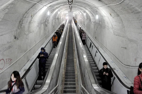 Los Turistas Montan Escaleras Mecánicas Través Del Monte Tianmen Parque —  Fotos de Stock