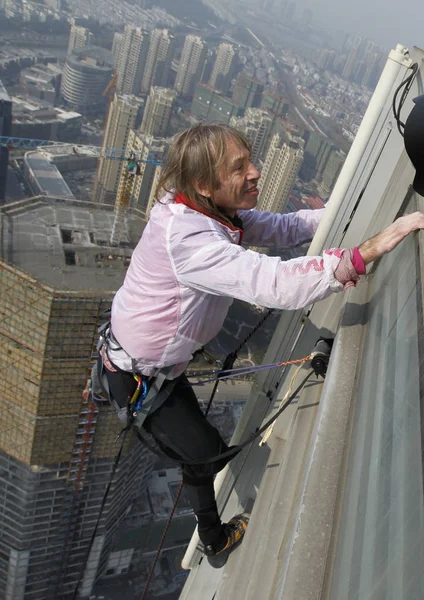 Hombre Araña Francés Alain Robert Está Escalando Edificio Shimao Horizon — Foto de Stock