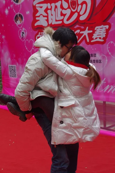 Молодая Китайская Пара Исполняет Трюк Поцелуя Конкурсе Поцелуев Честь Рождества — стоковое фото