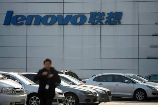 Співробітник Проходить Повз Відділення Lenovo Шанхаї Китай Березня 2012 — стокове фото