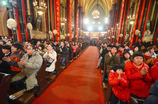 Čínští Katolíci Modlete Během Štědrovečerní Mše Serivce Xishiku Katolické Církve — Stock fotografie