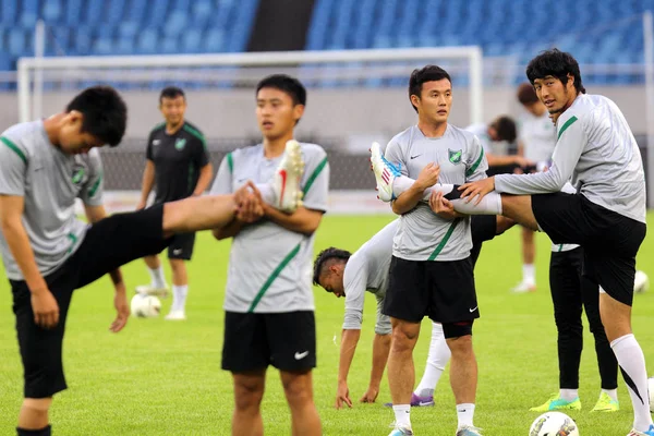 Fotbaloví Hráči Hangzhou Greentown Fotbalového Klubu Vykonávat Během Tréninku Pro — Stock fotografie