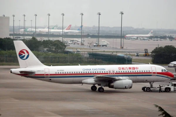 Sugárhajtású Repülőgép Kína Keleti Látható Shanghai Pudong International Airport Sanghajban — Stock Fotó