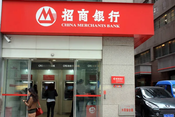 Gente Usa Cajeros Automáticos Una Sucursal Del Banco Comerciantes China — Foto de Stock