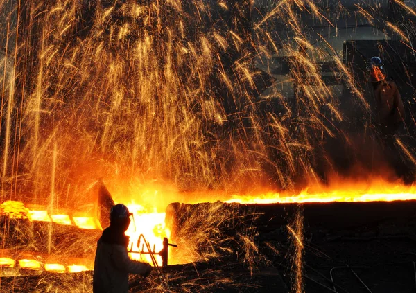 Trabalhador Chinês Verifica Metal Fundido Chuveiro Faísca Frente Alto Forno — Fotografia de Stock