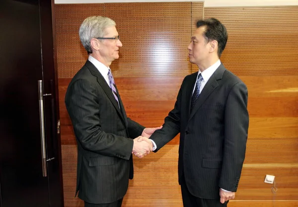 Apple Ceo Tim Coook Wang Chao Çin Ticaret Başkan Yardımcısı — Stok fotoğraf