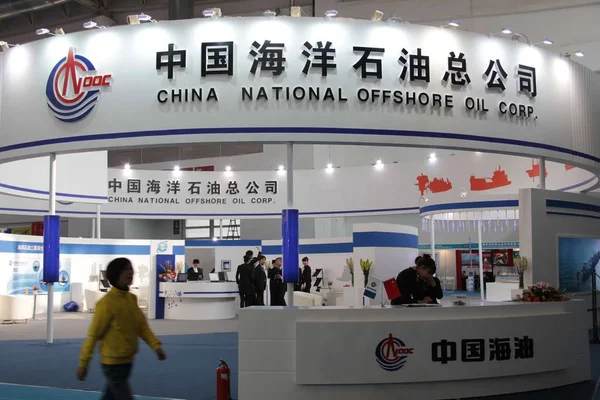 Látogató Sétál Múlt Stand Cnooc Kínai Nemzeti Offshore Oil Corporation — Stock Fotó