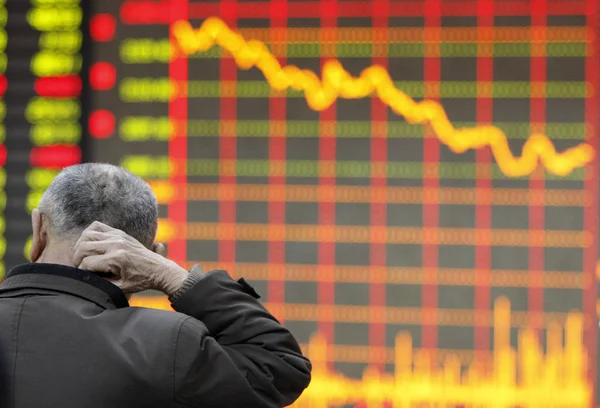 中国の投資家は Huaibei 東中国安徽州の株式仲買家で長い連敗で株価指数を見ます 月2013 — ストック写真