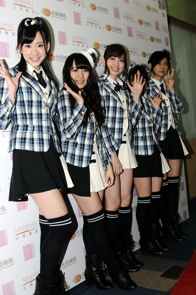 Členové Skupiny Japonských Ženský Idol Akb48 Představují Při Setkání Ventilátor — Stock fotografie