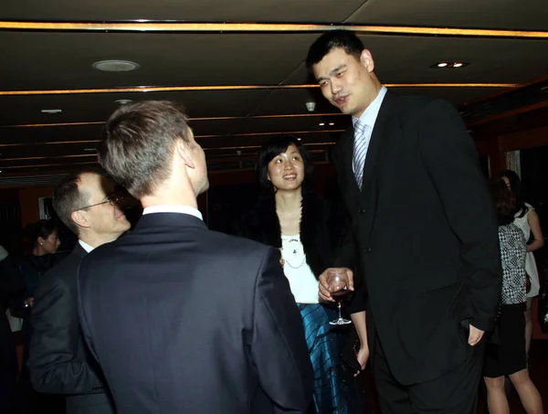 2012年4月11日 在中国上海举行的 乌克斯大 活动期间 退休的中国篮球巨星姚明和妻子叶莉参加了一场慈善活动 — 图库照片