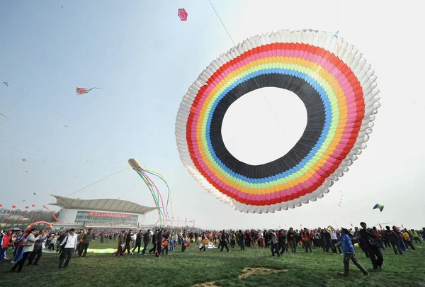 Mensen Vliegen Vliegers Tijdens 29E Weifang International Kite Festival Weifang — Stockfoto