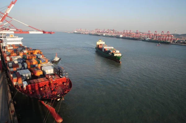 Container Ships Pictured Port Qingdao Qingdao City East Chinas Shandong — Stock Photo, Image