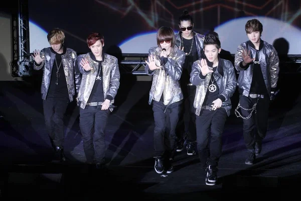 Miembros Del Grupo Chicos Surcoreanos Teen Top Actúan Durante Crazy —  Fotos de Stock