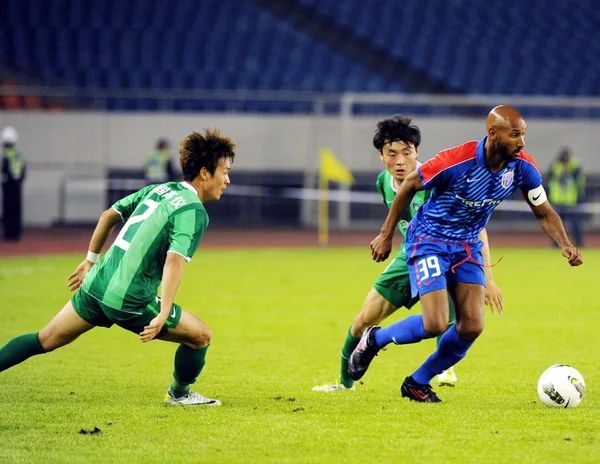 Nicolas Anelka Shanghai Shenhua Destra Dribbling Contro Hangzhou Greentown Una — Foto Stock