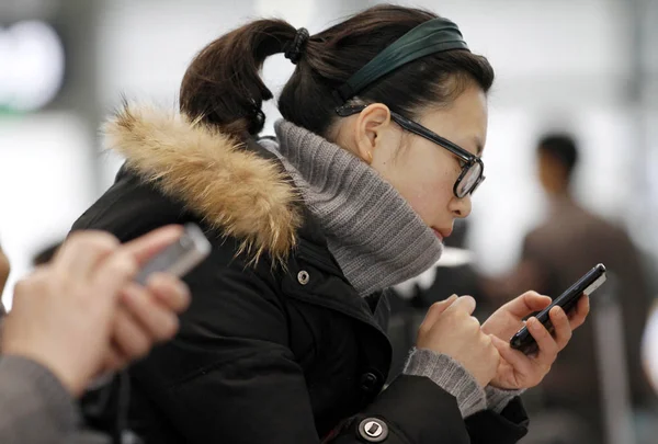 Пассажиры Пользуются Мобильными Телефонами Ожидании Поездов Южном Железнодорожном Вокзале Нанкина — стоковое фото