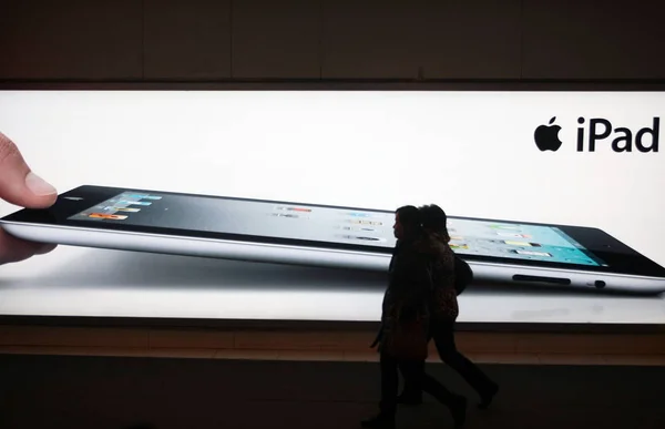 Les Piétons Passent Devant Une Publicité Pour Tablette Apple Ipad — Photo