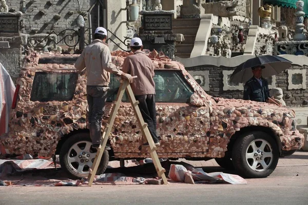 Los Trabajadores Decoran Coche Land Rover Con Reliquias Caras China — Foto de Stock