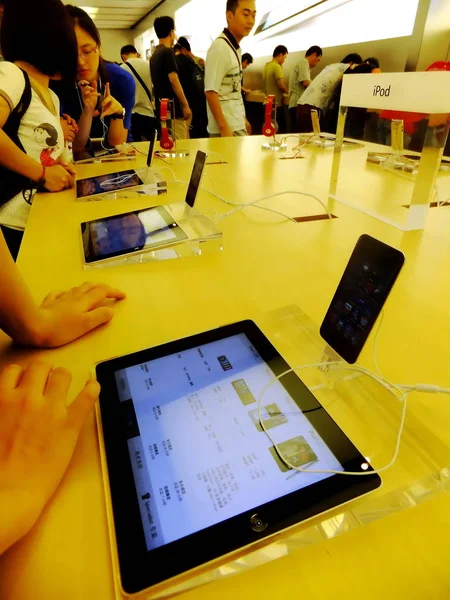 Ένας Πελάτης Διαβάζει Πληροφορίες Του Ipod Ένα Ipad Tablet Ένα — Φωτογραφία Αρχείου