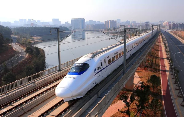 中国中央省西寧市の武漢市間鉄道で Crh 中国鉄道高速 列車が走る — ストック写真