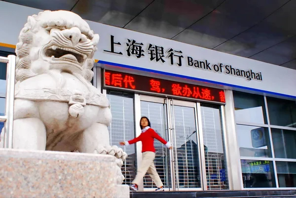 Pedestre Passa Por Uma Filial Banco Xangai Xangai China Junho — Fotografia de Stock