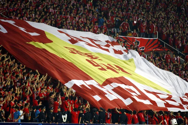 Kinesiska Fans Vecklas Stor Banderoll För Att Visa Stöd För — Stockfoto