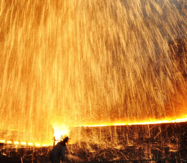 Trabalhador Chinês Verifica Metal Fundido Chuveiro Faísca Frente Alto Forno — Fotografia de Stock