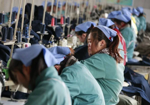 Lavoratori Cinesi Sono Visti Cucire Una Fabbrica Abbigliamento Nantong Provincia — Foto Stock