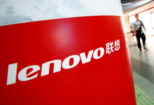 Peatón Pasa Frente Una Valla Publicitaria Lenovo Shanghai China Julio — Foto de Stock