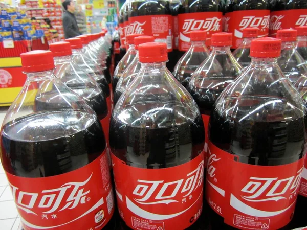 Μπουκάλια Κόκα Κόλα Φαίνονται Στην Πώληση Ένα Σούπερ Μάρκετ Στο — Φωτογραφία Αρχείου