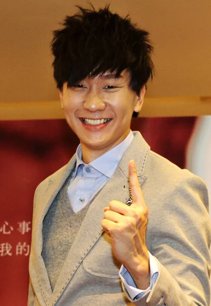 2012 台湾で彼の新しい本のプロモーション活動中にシンガポールの歌手 ラムの笑顔します — ストック写真