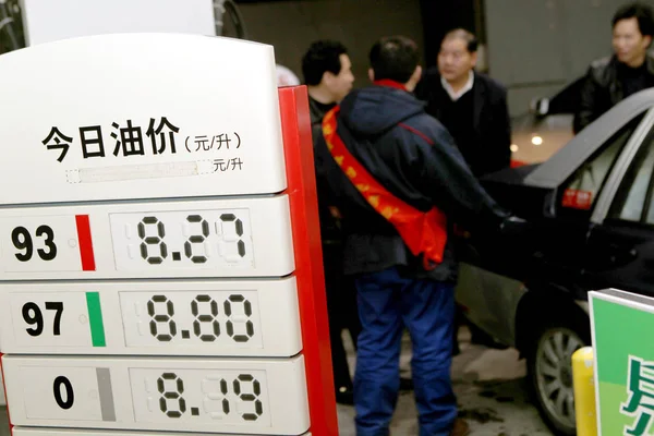 Trabalhador Chinês Abastece Carro Posto Gasolina Xangai China Março 2012 — Fotografia de Stock