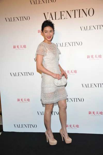 中国女演员陈然出席2012年4月18日在中国北京新光广场举行的瓦伦蒂诺店开幕式 — 图库照片